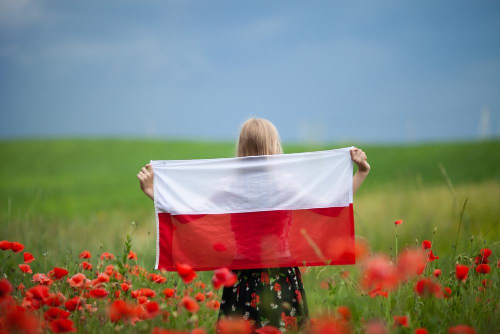 Девушка с флагом Польши