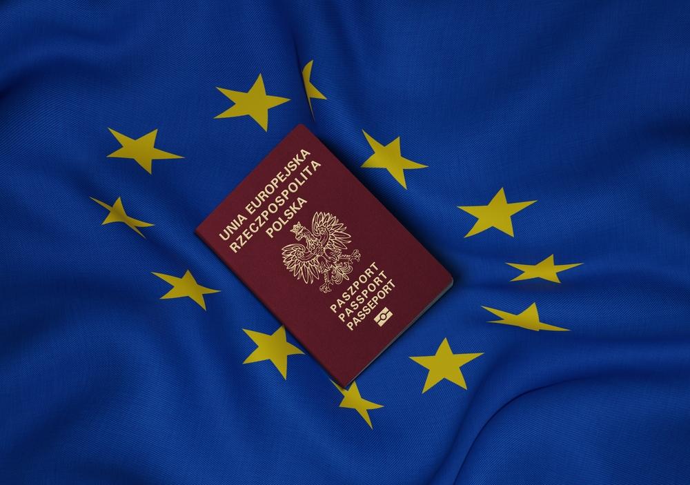 Паспорт Польши с флагом ЕС