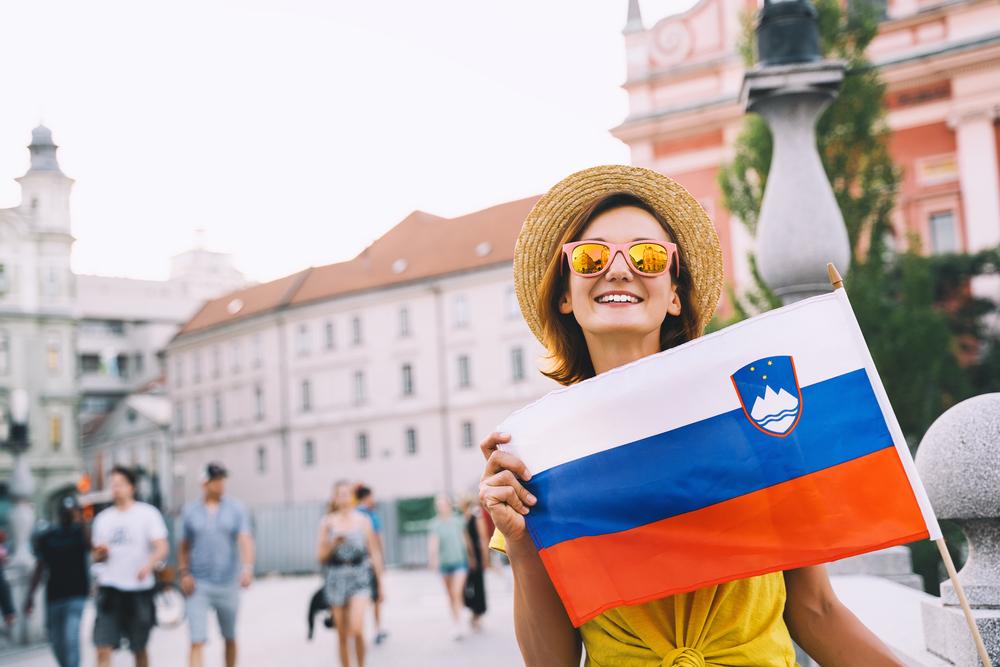 Девушка с флагом Словении