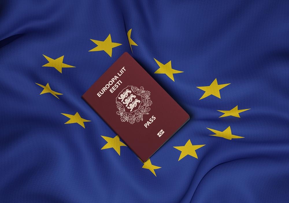 Паспорт Эстонии на флаге ЕС