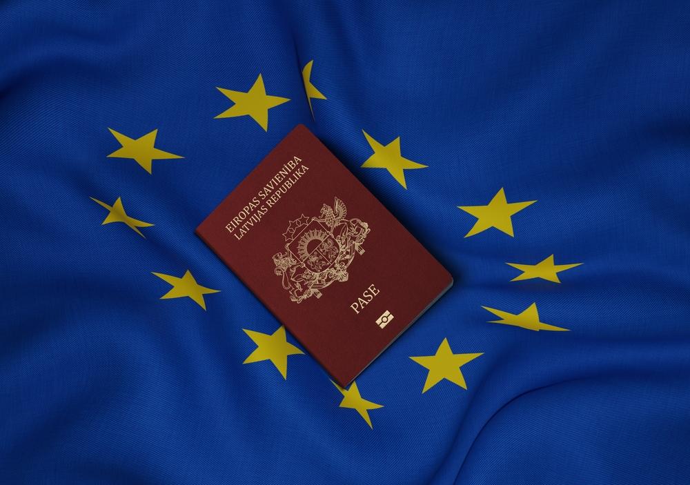 паспорт Латвии на флаге ЕС