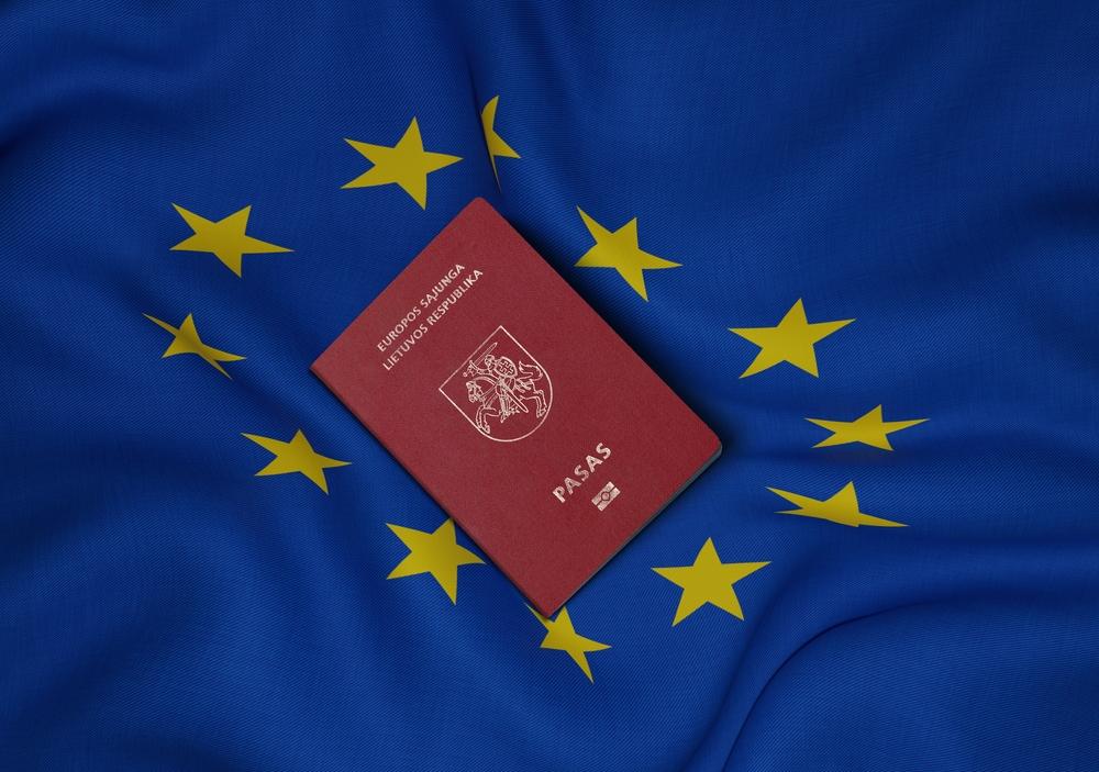 паспорт Литвы на флаге ЕС