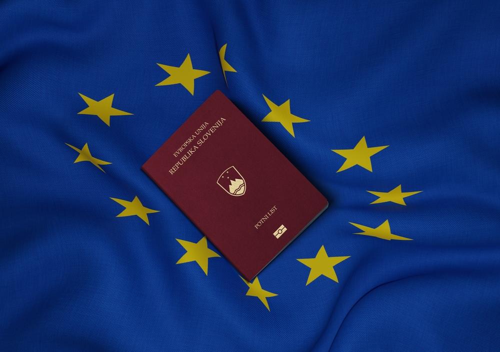 Паспорт Словении на флаге ЕС